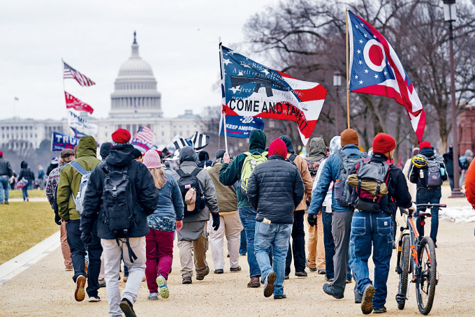 一群特朗普支持者一月六日遊行往國會大廈。