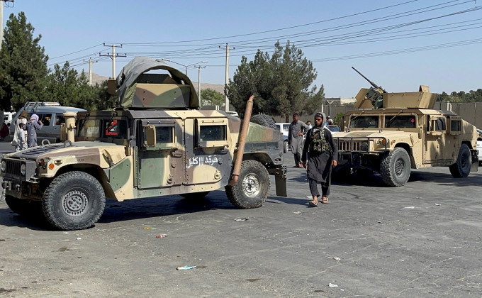 塔利班武裝人員在機場外圍駐守。路透社圖片