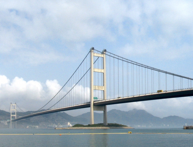 政府建議修例放寬青馬大橋通航高度限制。資料圖片
