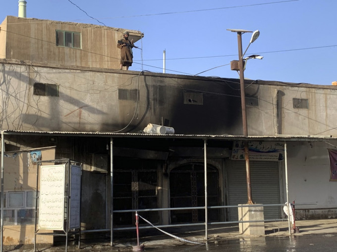 坎大哈清真寺遭自殺式炸彈襲擊，伊斯蘭國承認責任。AP圖