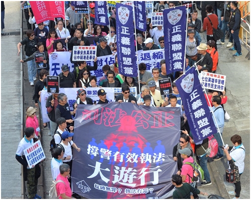 數百人帶同標語和橫額，由遮打花園遊行到警察總部及政府總部。