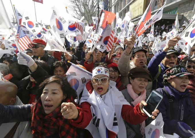 大批支持朴槿惠的民眾不滿裁決。美聯社