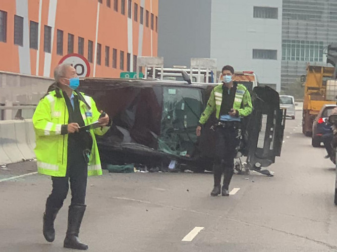 七人車撞壆翻側。香港突發事故報料區FB圖