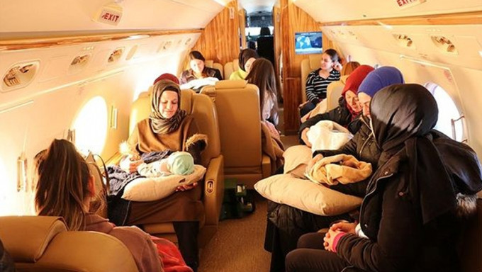 救援隊再次救出11名嬰兒，總統也派專機將這些嬰兒接到首都救治。網圖