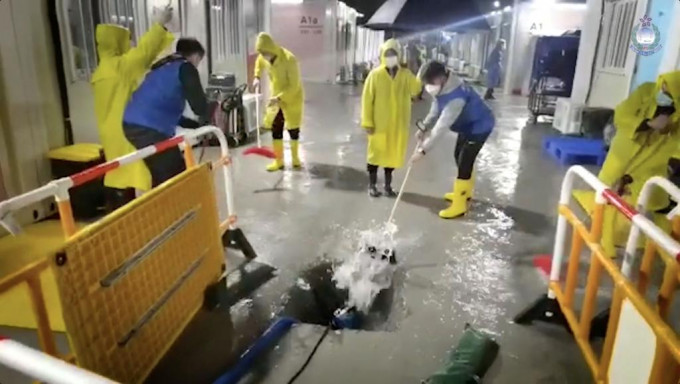 早前雷雨交加下，入境处人员仍无惧风雨，在方舱医院清理积水。