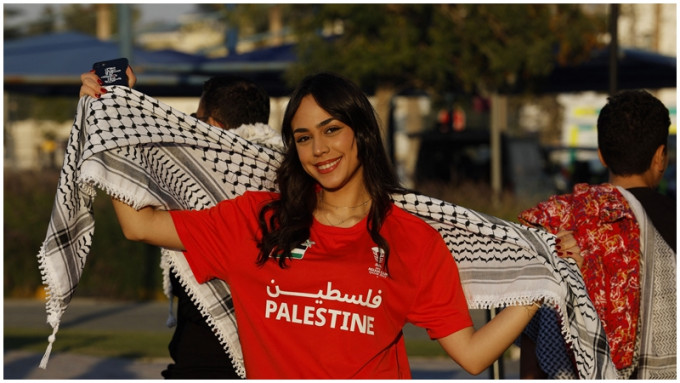 巴勒斯坦球迷已在場外準備就緒。REUTERS