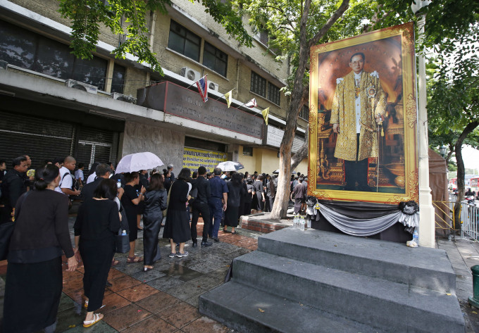 今日是最后一日让民众进入皇宫瞻仰灵柩，大批民众到场轮候。AP