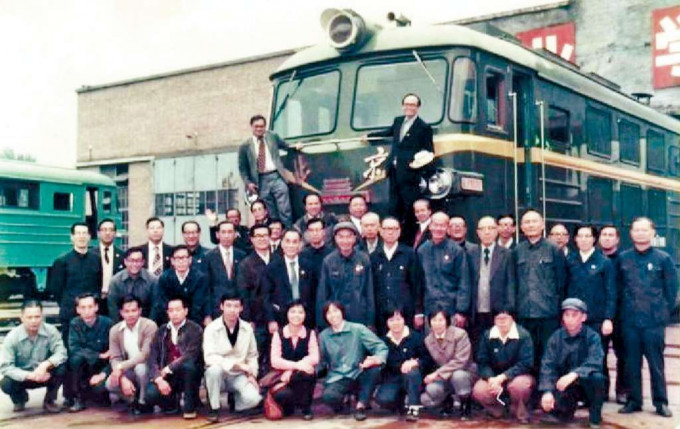 ■香港工商界代表团于一九七七年到北京考察，成员包括胡应湘（上左）及李嘉诚（上右）。合和实业有限公司提供图片
