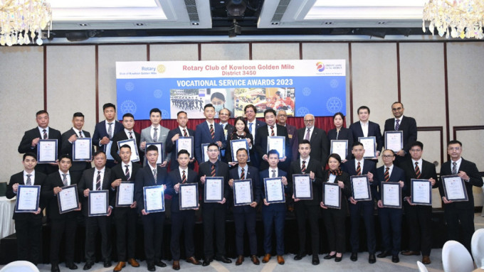 今年共十五名警務人員獲九龍金域扶輪社頒發「社區服務獎」，表揚對社區的卓越服務和貢獻。