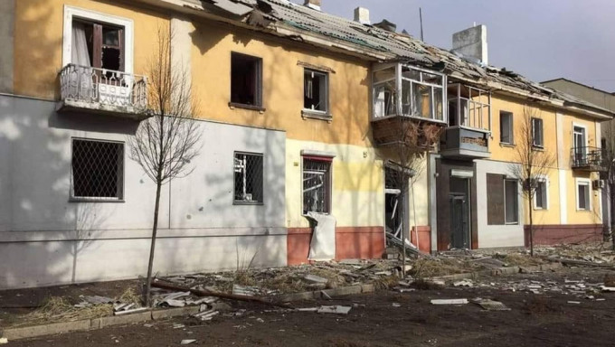 烏國北部城市切爾尼戈夫一棟住宅建築遭飛彈擊中。網圖