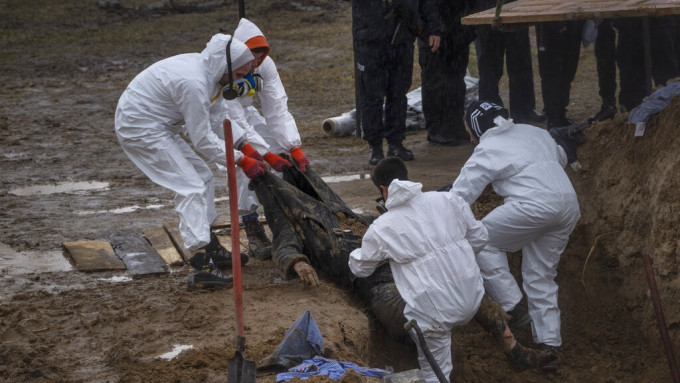 俄罗斯撤离基辅周边后，当地隔三差五都会发现乱葬岗。美联社图片