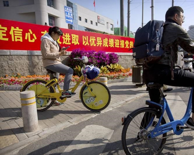 顺义区委宣传部人员说，拆除政治宣传广告是北京市的统一安排。AP