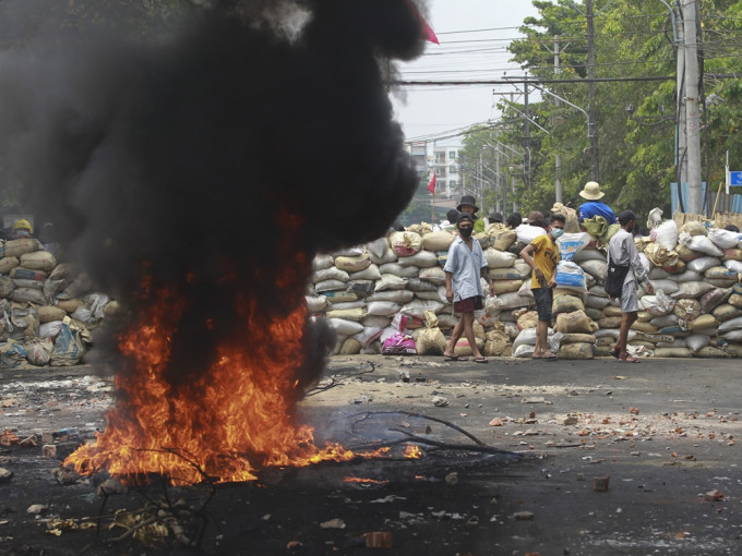 缅甸军与民兵组织再起冲突。AP图片