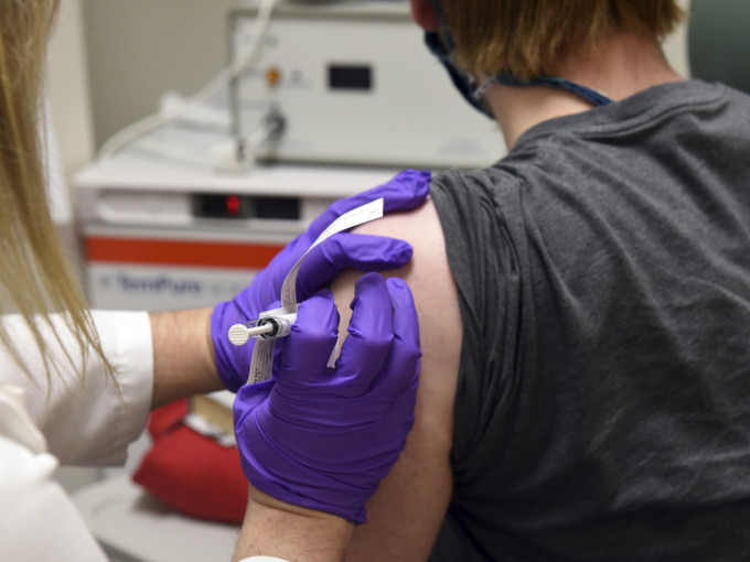 輝瑞已生產數十萬劑新冠疫苗，料11月申請緊急使用授權。AP圖片