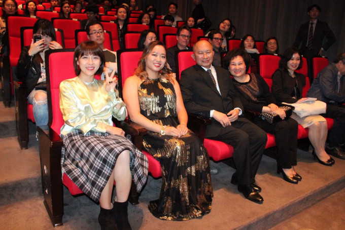 吴宇森与太太、囡囡吴飞霞和河智苑出席首映。