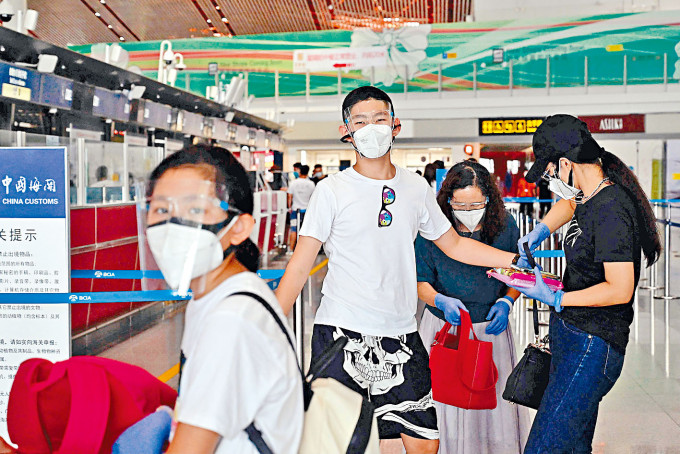 北京機場嚴防死守，加強防疫。