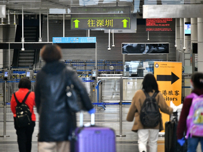 深圳市口岸辦宣布，由即日起，由香港入境深圳的普通旅客，需持有24小時內的核酸檢測陰性結果紙本報告。資料圖片