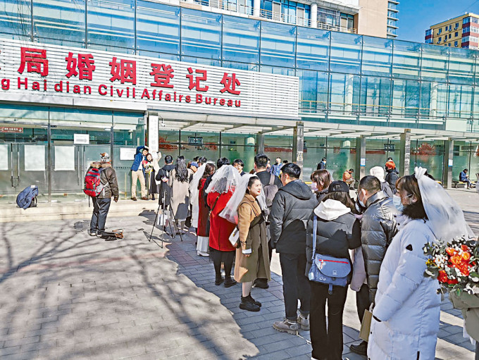 新人在北京民政局外排隊登記結婚。　