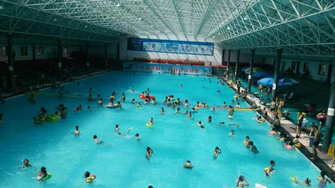 夏日炎炎不少儿童游泳消暑，泳池卫生问题惹关注。资料图片