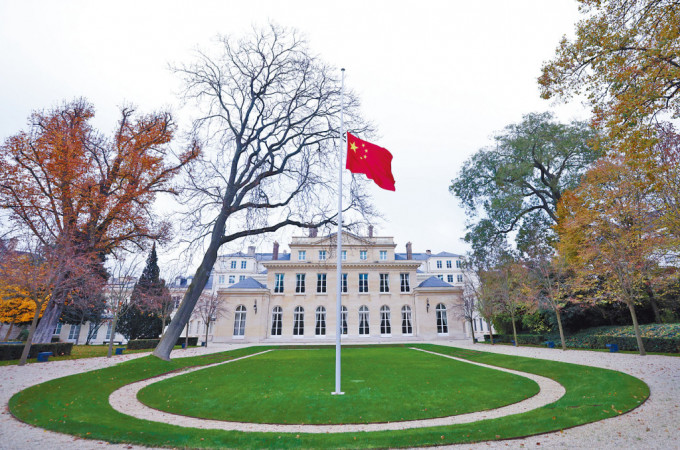 中國駐法國大使館下半旗致哀，悼念江澤民逝世。