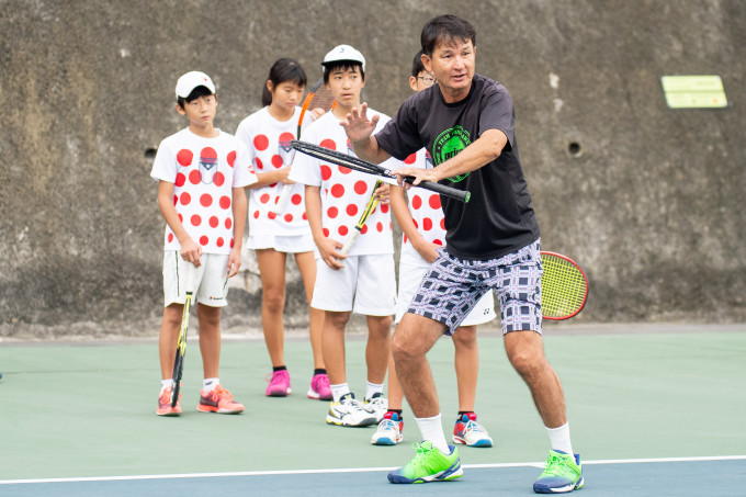 日本网球名将锦织圭前教练米沢彻(右)访港指导小将。相片由公关提供