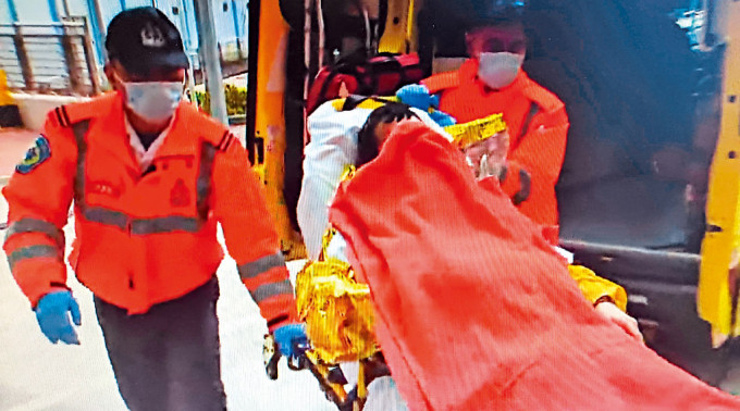 姓张港男从深圳随水漂流到本港西贡塔门自行上岸报警，救护员到场将其送院。
