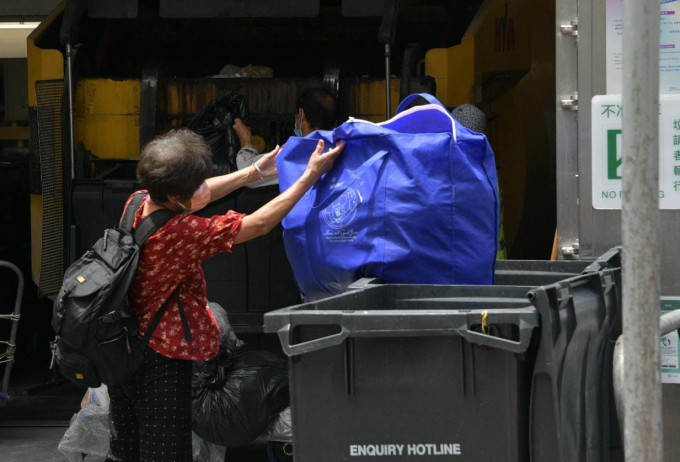市民歡迎垃圾徵費但認為政府要做好回收分類配套。