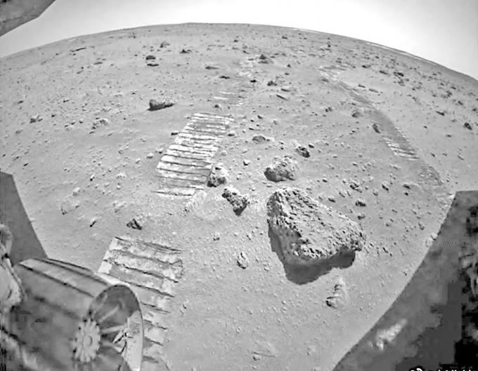 ■「祝融號」火星車傳回照片。