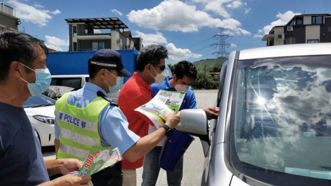 警方在新界北各区派发道路安全单张及纪念品。警方FB