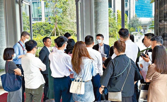 恒基啟德現樓HENLEY PARK示位吸引大批睇樓人士參觀。