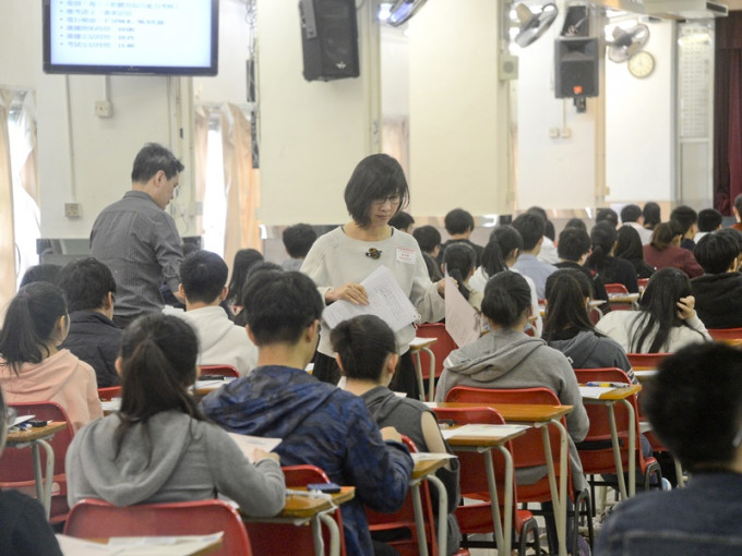 中學文憑試除中文科口試延期至5月外，其他如期於3月27日舉行。資料圖片
