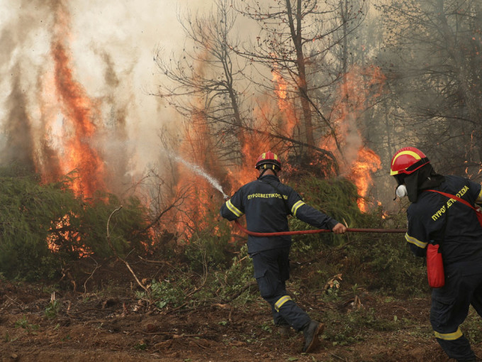 希腊8天爆发586场山火。路透社图片