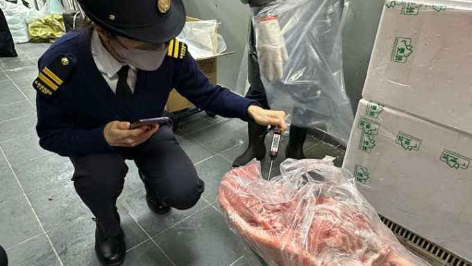 食環署在深水埗區一糧食店檢走110公斤懷疑冰鮮肉調查。