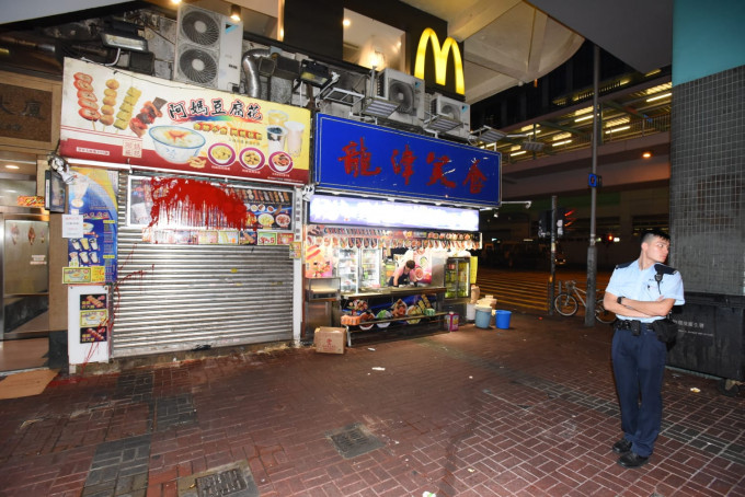 旺角一間豆腐花店遭淋紅油，警方列刑毀處理。
