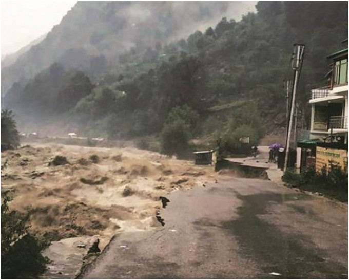 暴雨導致公路被洪水沖毀。