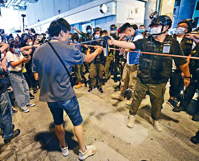 ■有示威者在元朗街头聚集，不肯离去，警员施放胡椒喷剂驱散。