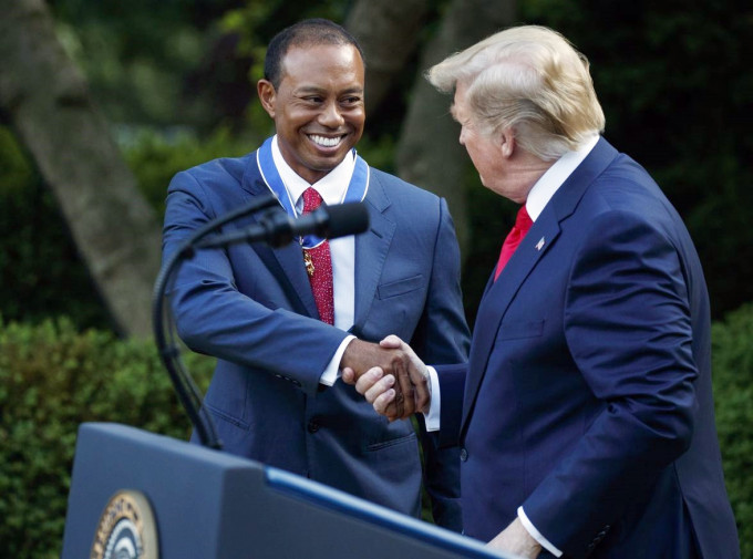 老虎活士在白宫接受总统特朗普颁发的总统自由奖章。AP