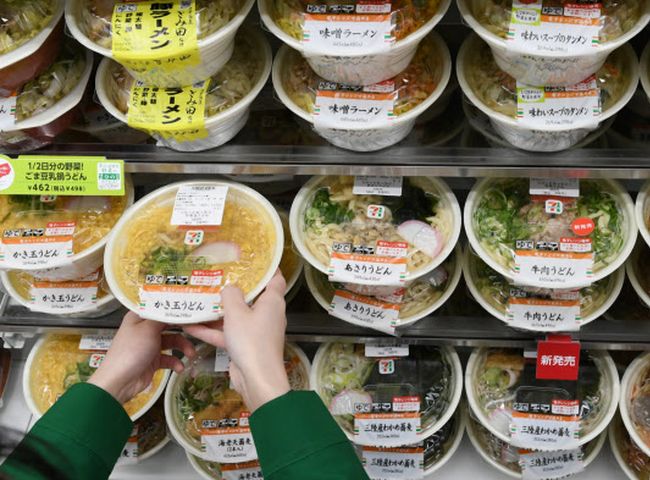 日本7-11宣布，将提供消费者选购快要过期食品的点数回赠。网图