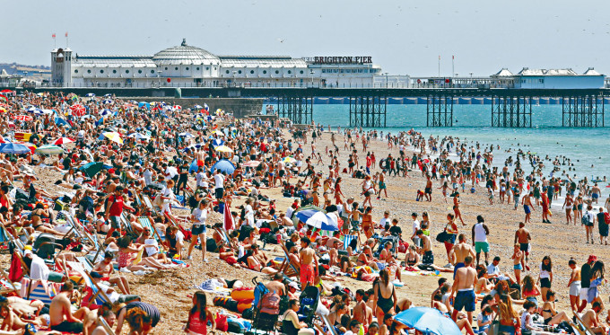 ■英格蘭布萊頓海灘上周五人頭湧湧。