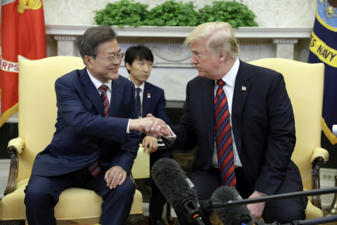 美国总统特朗普22日与来访的南韩总统文在寅举行会谈。（AP）