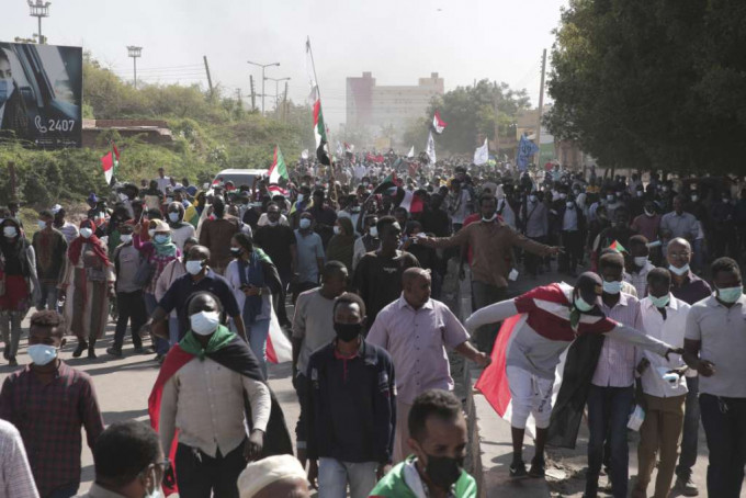 苏丹首都爆发大规模示威，数十万人包围总统府。AP图片