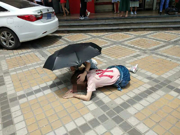 深圳有一名女子經過地鐵站出口時，被上空墜落物品砸中，當場頭部流血。 網上圖片