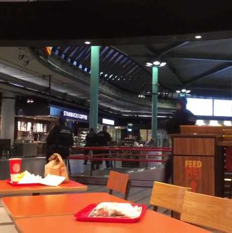 一名荷蘭人今天在阿姆斯特丹的史基普機場揮刀。