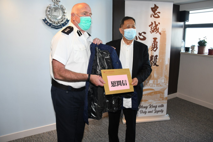 福建社團聯會主席吳換炎(右)向東區警區指揮官韋志達送上背心羽絨服。