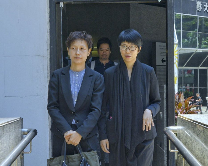 43岁被告梁雅诗(右)。资料图片