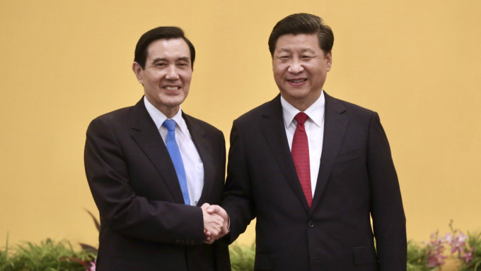 马英九（左）和习近平2015年在新加坡会面。 新华社资料图