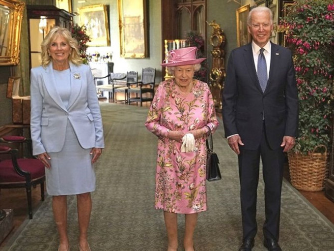 英女皇在溫莎堡的方庭接見拜登夫婦。AP