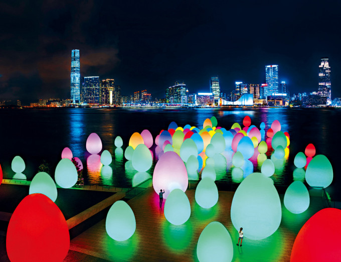 由國際藝術團隊teamLab打造的「teamLab：光漣」展覽，將於添馬公園和中西區海濱長廊舉行。