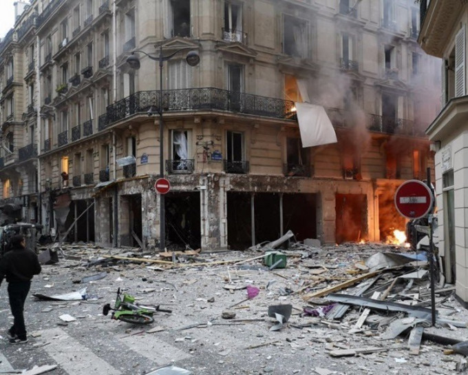 巴黎一建筑物爆炸，地面一片凌乱。Twitter