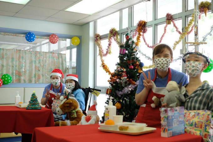 派礼物不忘防疫，全程佩戴外科口罩并保持社交距离，务求为病童带来欢乐又安心的圣诞日。